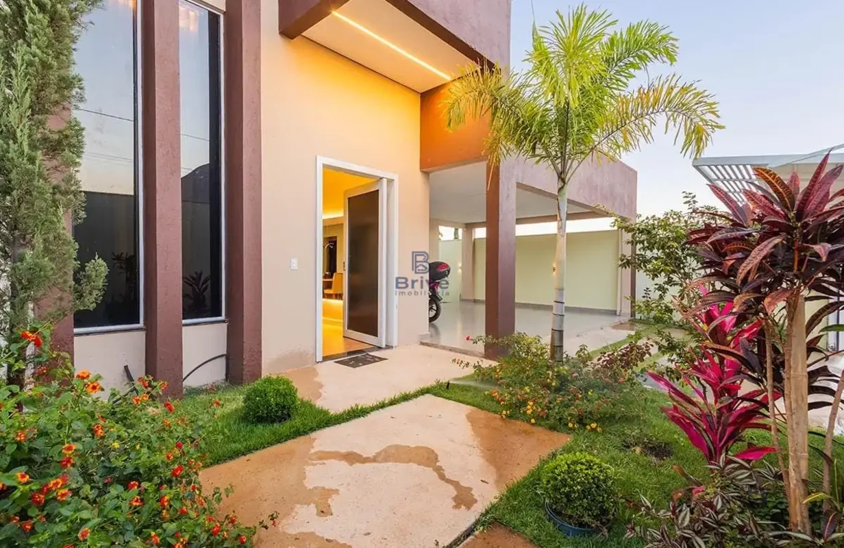 Casa na Ponte Alta Norte, na Rua Jacarandá, em condomínio fechado, com projeto m...