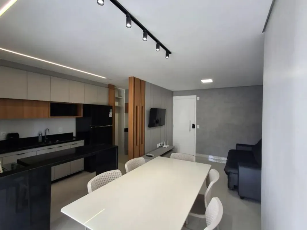 O Apartamento está completo em mobília e armários planejados novos, localizado n...