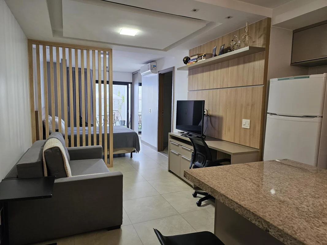 Loft espaçoso situado na CLNW 10/11 com vaga de garagem privativa, elevador e po...