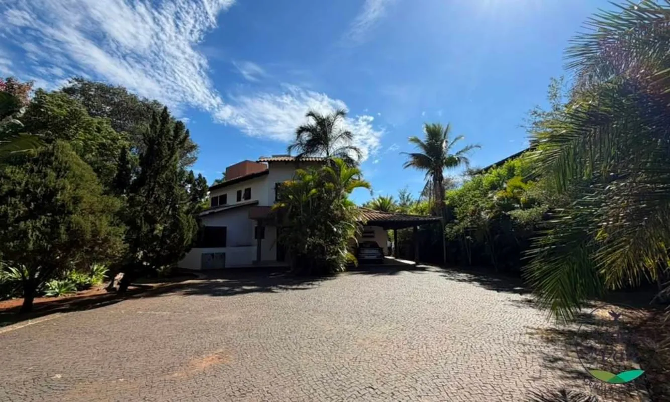 Sobrado com amplo quintal e área verde no Aldeia do Vale.Térreo: Sala estar, jan...