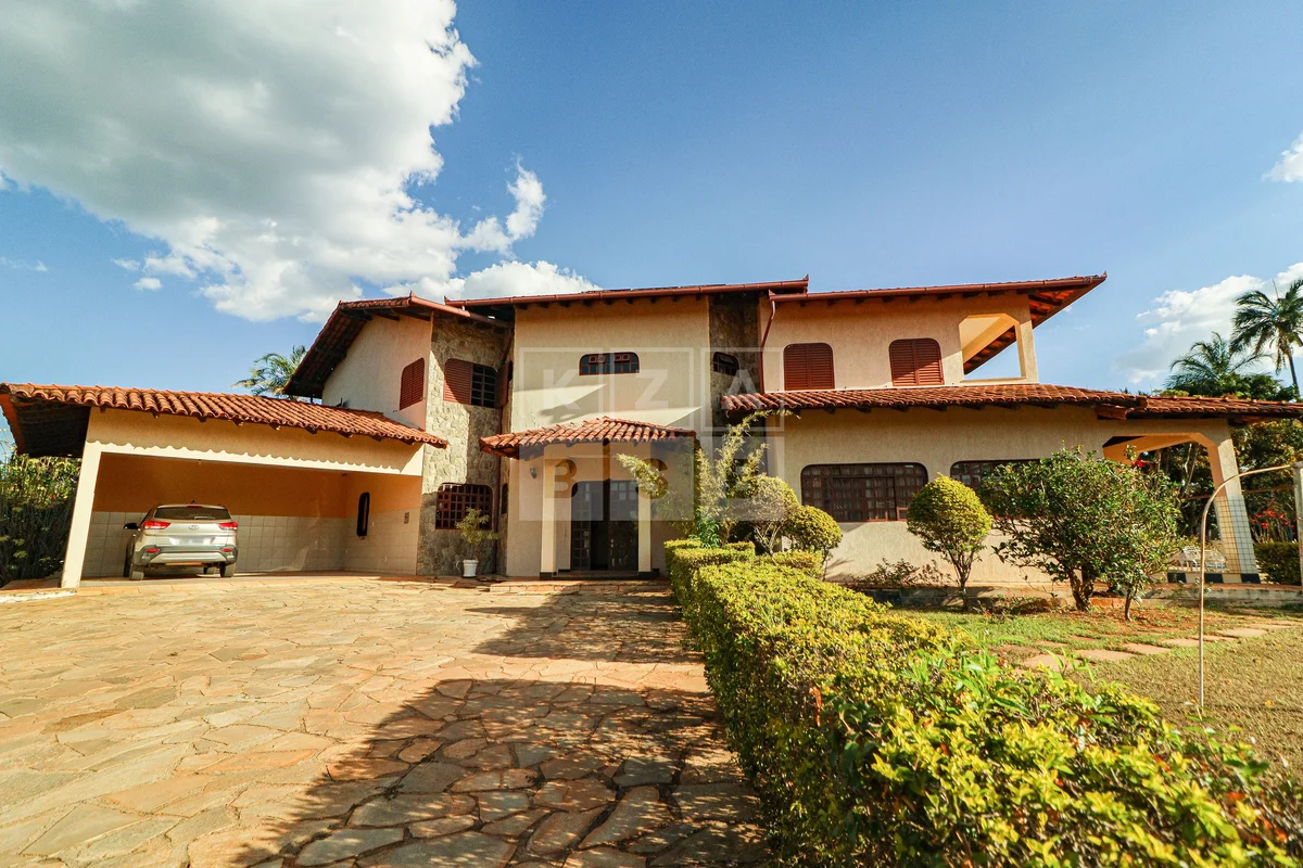 Localizada na tradicional Quadra 18 do Park Way, esta residência se destaca pelo...
