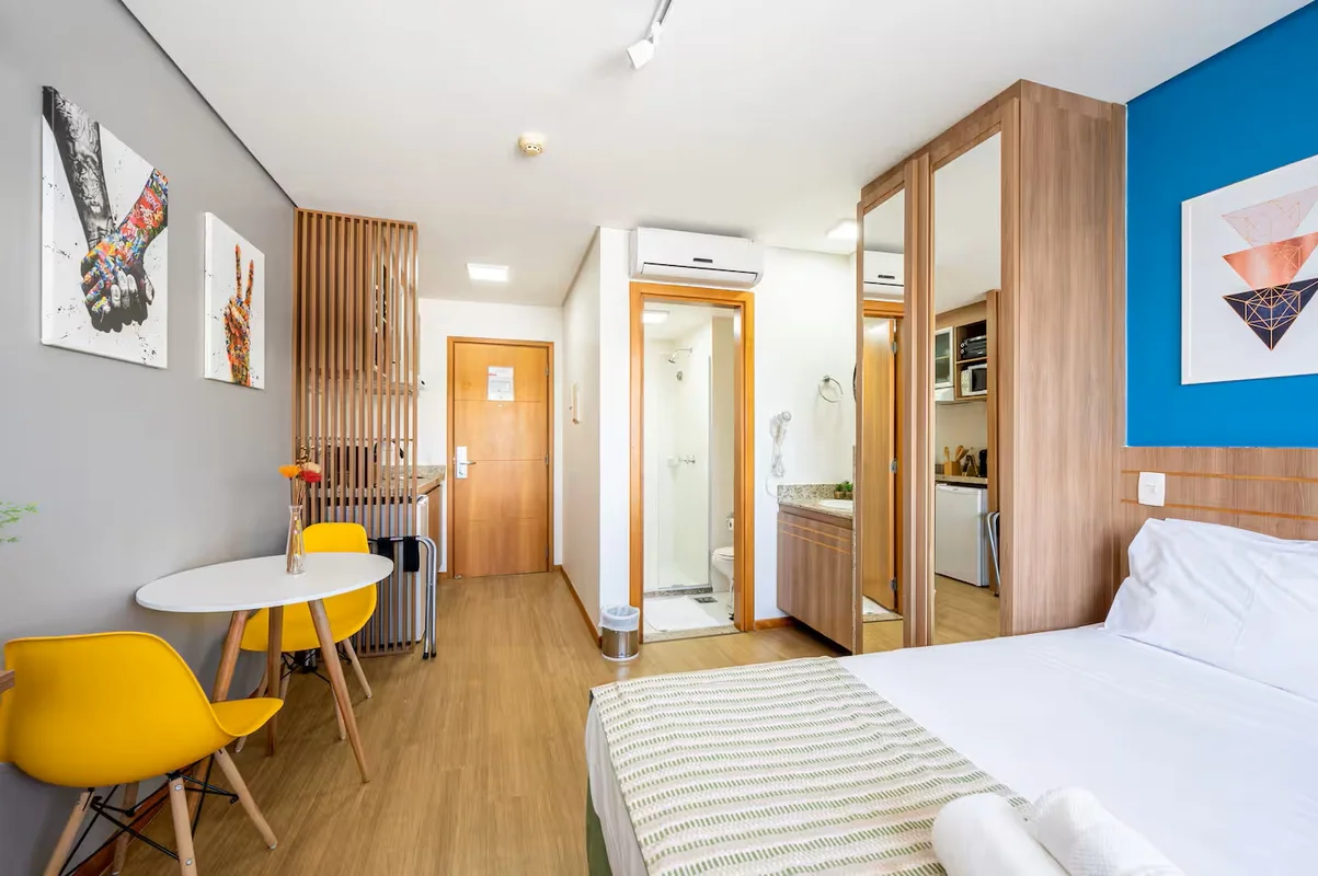 FLAT REFORMADO MOBILIADO - JA COM ALTA RENTABILIDADE - ANDAR ALTO - SHN - SETOR ...