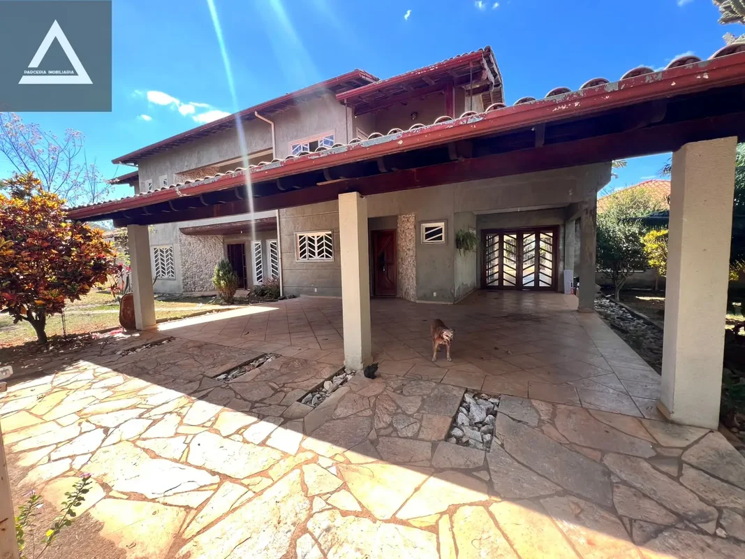 Descubra uma casa de alto padrão no coração do Park Way, Brasília, localizada na...