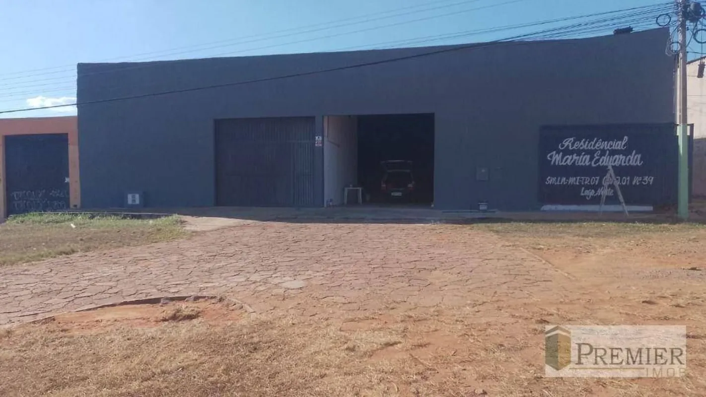 Área total do terreno: 2.200 m²Excelente oportunidade no Lago Norte, com ampla á...