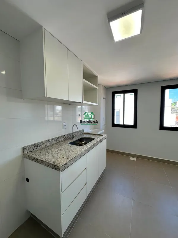 Contendo:01 quarto, sendo 01 suíte;sala conjugada com a cozinha, equipada com ar...