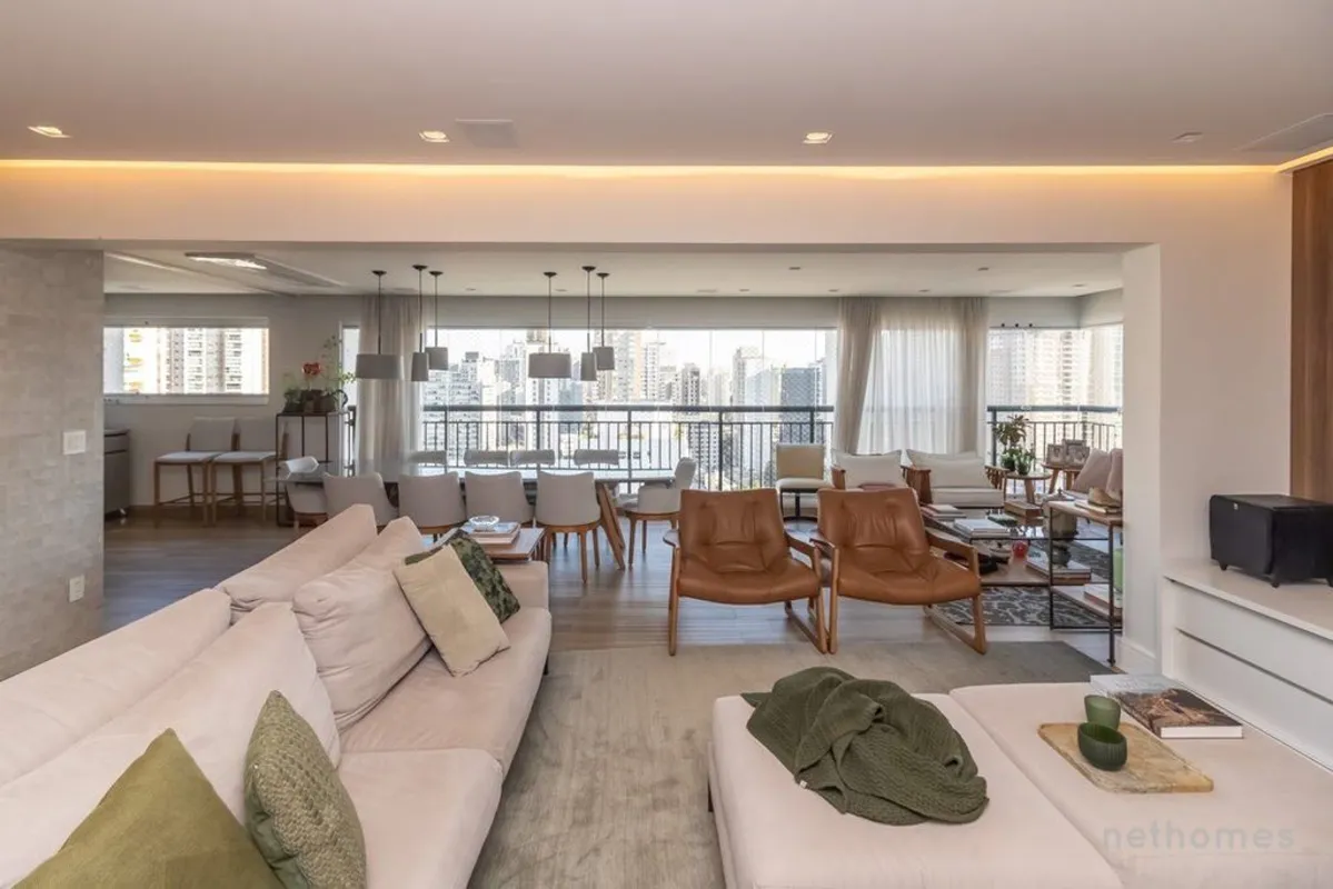 A planta é um dos grandes diferenciais deste imóvel. São 213 m² muito bem distri...