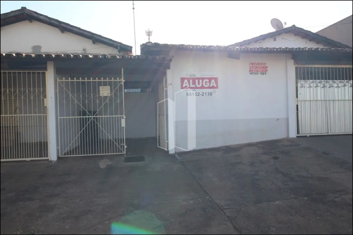 Dois quartos, sala, cozinha, banheiro social, área de serviço e quintal cimentad...