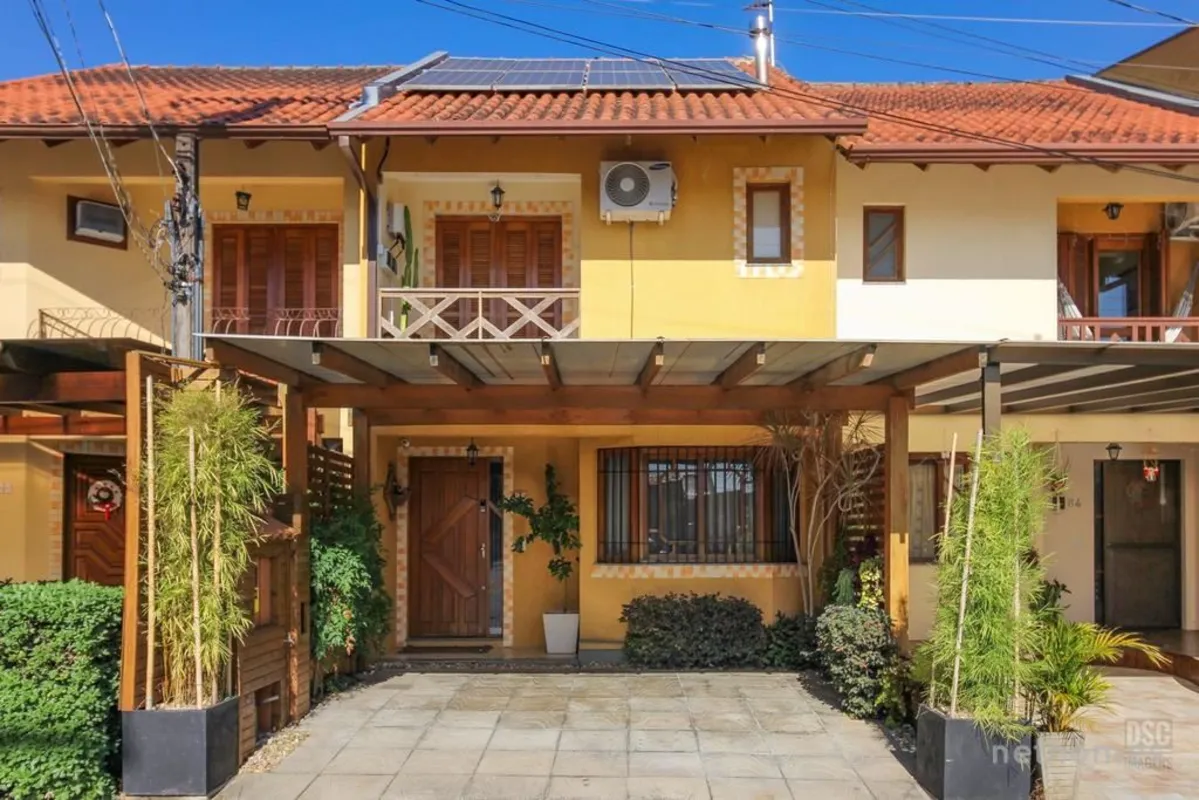 Casa moderna e reformada em condomínio com infraestrutura completa e localização...