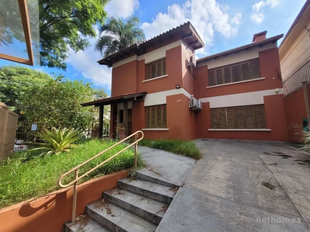 Casa tipo sobrado, com 5 dormitórios no bairro Petrópolis. Desocupada. Terreno c...