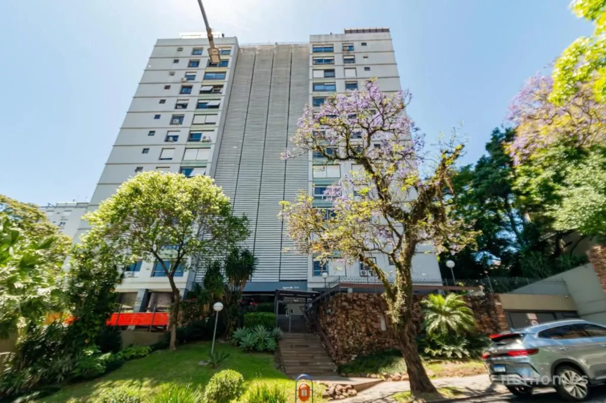 Um apartamento amplo, confortável e em uma localização que une qualidade de vida...