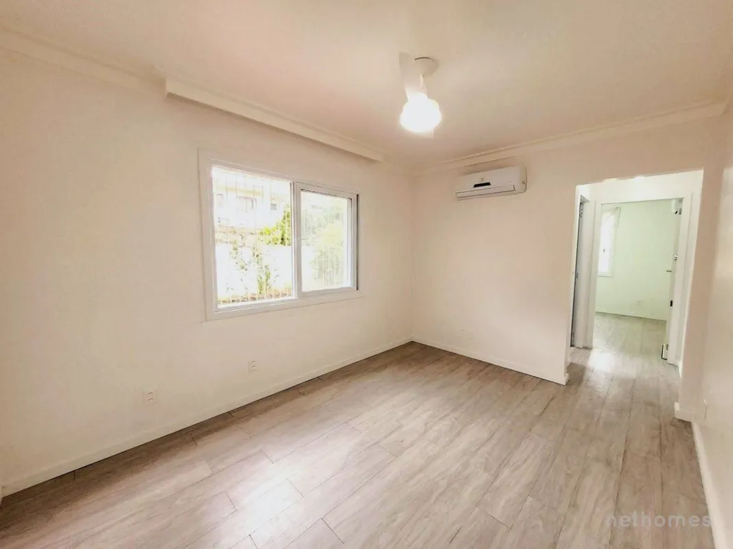 Apartamento totalmente reformado com 01 dormitório e 02 vagas de garagem próximo...