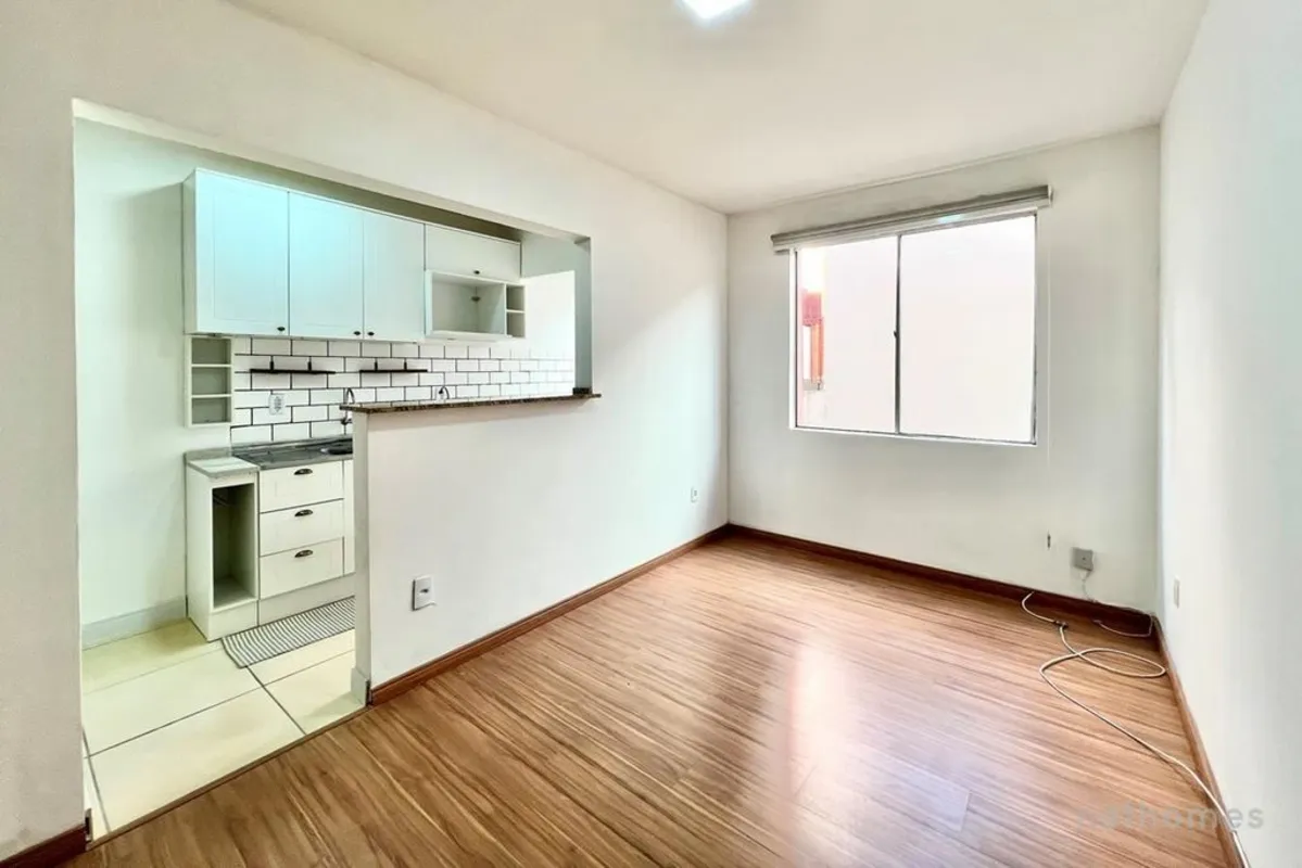 Acorde, prepare seu café na cozinha planejada com cooktop, sente-se à mesa de ca...