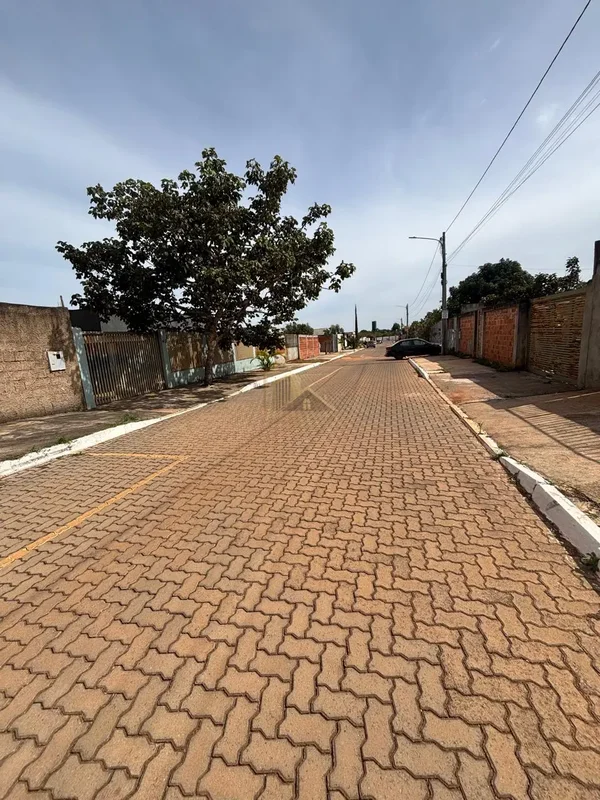 Duas casas dentro de um lote de 672 m21º casa composta de 2 quartos, sendo 1 suí...