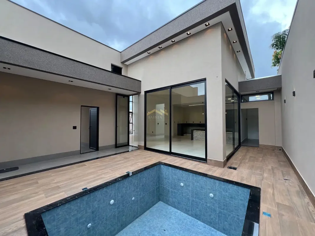 Batista Soluções imobiliárias vende casa completamente nova, localizada em Arniq...