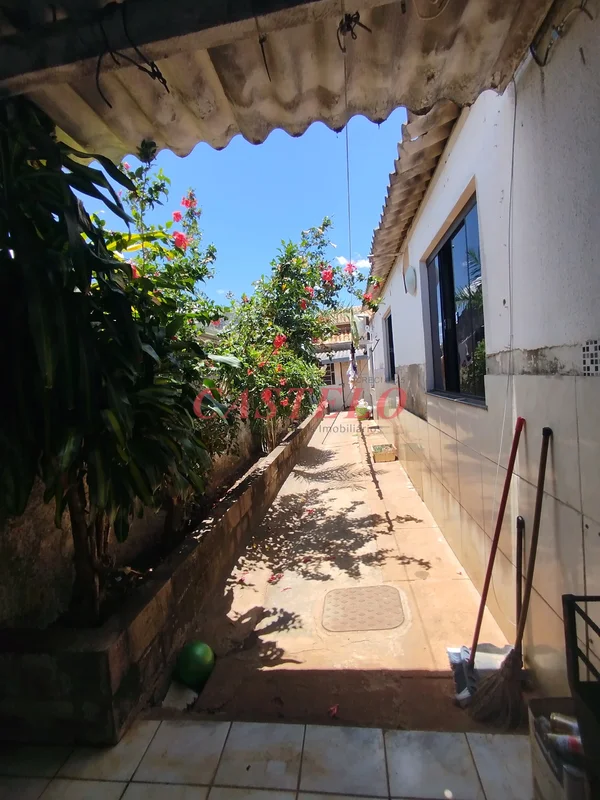 CASA A VENDA - Ótima localização - Próximo a Faculdade UFG Janelas e portas no b...