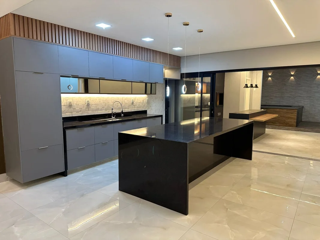Casa com projeto linear (toda térrea), moderna, em altíssimo padrão, fachada em ...