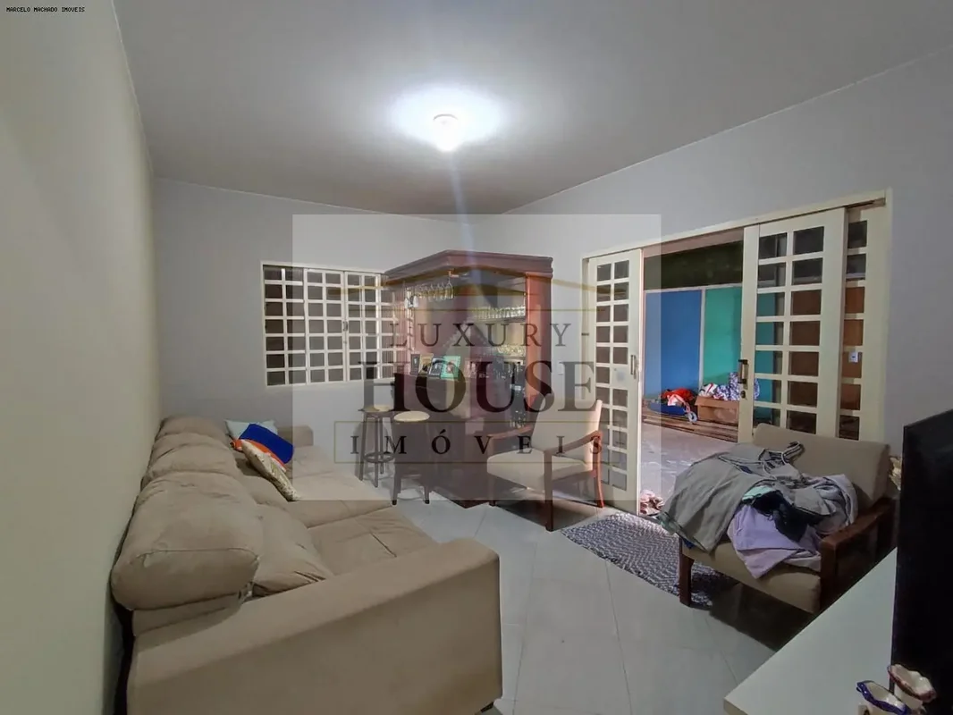 Apaixone-se por esta charmosa casa no Conjunto A, dentro do renomado Condomínio ...