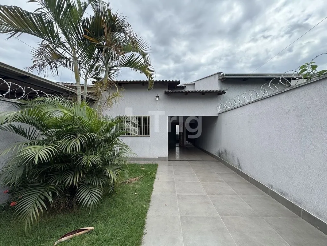 Casa com 99 m² de área construída em terreno de 180 m², com 3 quartos, sendo 1 s...