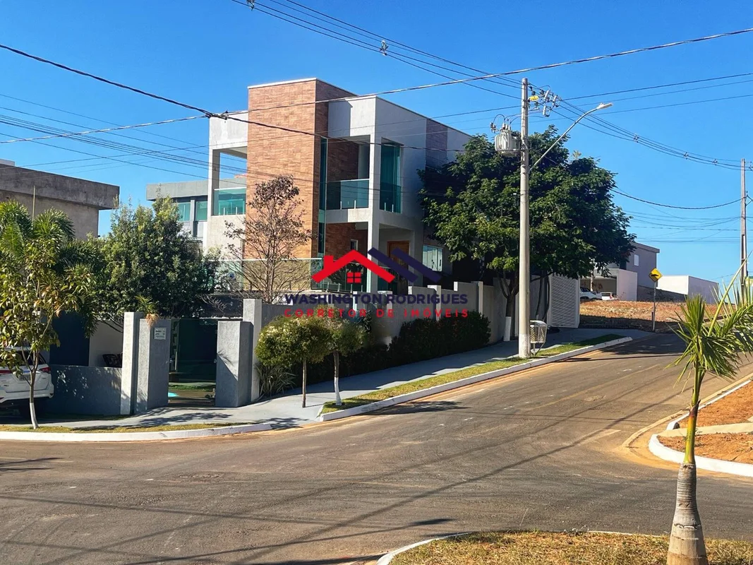 Belíssimo Sobrado com piscina no Condomínio Residencial Villa Suíça, contendo 3 ...