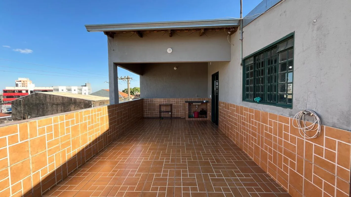 SOBRADO AMPLO DE 3 PAVIMENTOS À VENDASAMAMBAIA — QS 308Imóvel amplo, com 3 pavim...