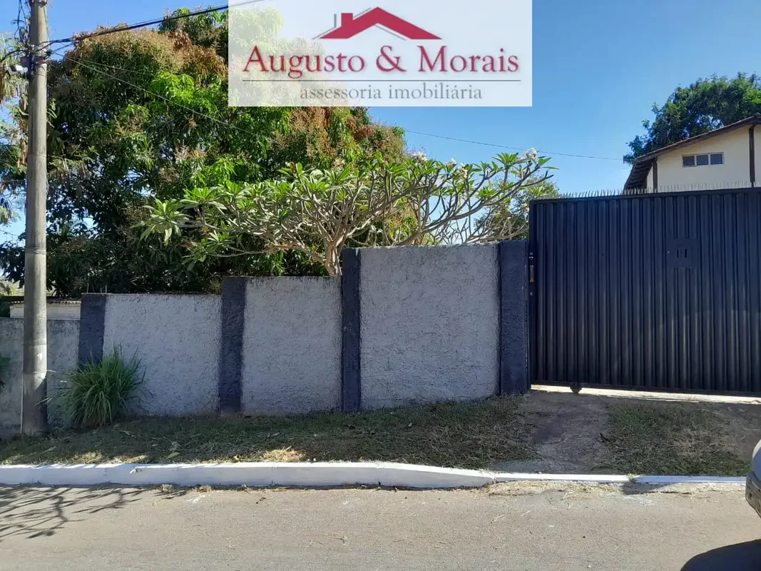 Vendo Condomínio Quintas do Interlagos.Andar Térreo:Sala estar e jantar, cozinha...
