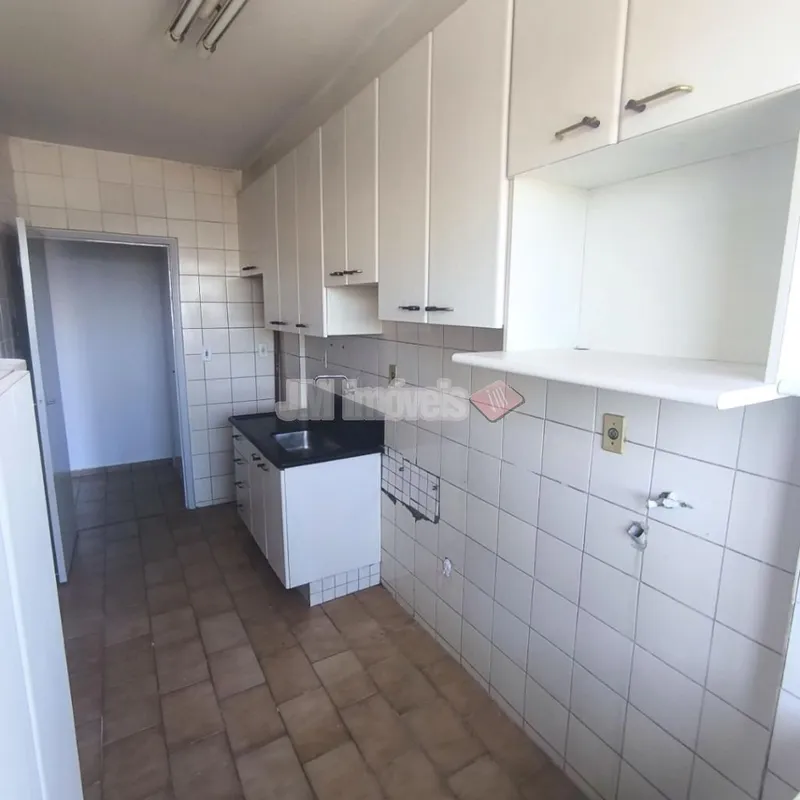02 QUARTOS SENDO UM COM ARMARIOS, SALA, COZINHA COM ARMARIOS, BANHEIRO SOCIAL, A...