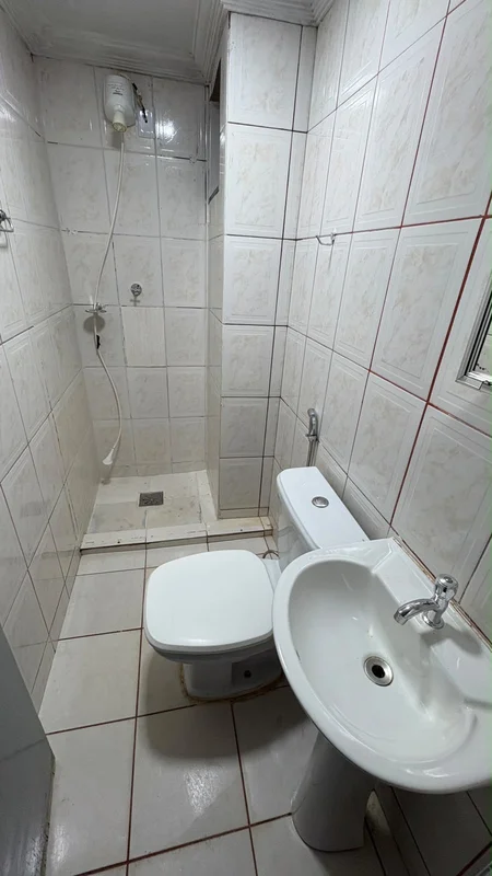 Madel aluga apartamento de 2 quartos. DESCRIÇÃO: apartamento de 2 quartos, sala,...