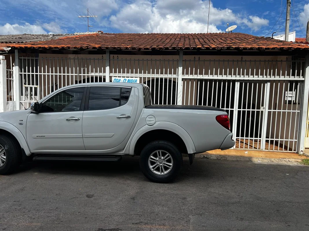 * - Conquiste seu espaço na casa de 4 quartos na QR 2, Candangolândia, DF. Com u...