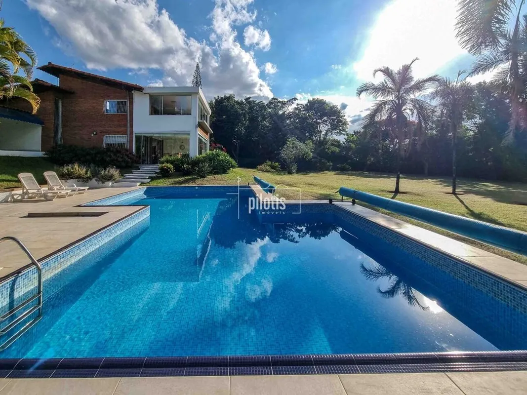 540m² de área construída; 3.800m² de terreno; 4 quartos + escritório; Ampla área...