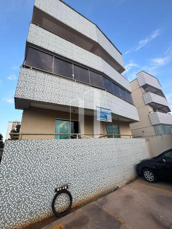 Lindo e grande apartamento repleto de armários e guarda roupas, com 3 quartos e ...