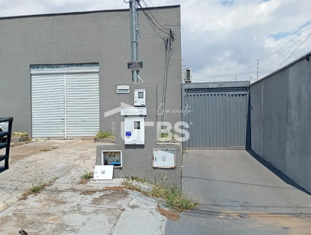 COD U-0034329 - Galpão Comercial de 171m², com dois banheiros e escritório, com ...