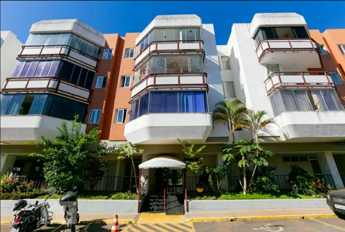 Descubra um apartamento com pilotis, reformado, 2º andar de canto, com ampla var...