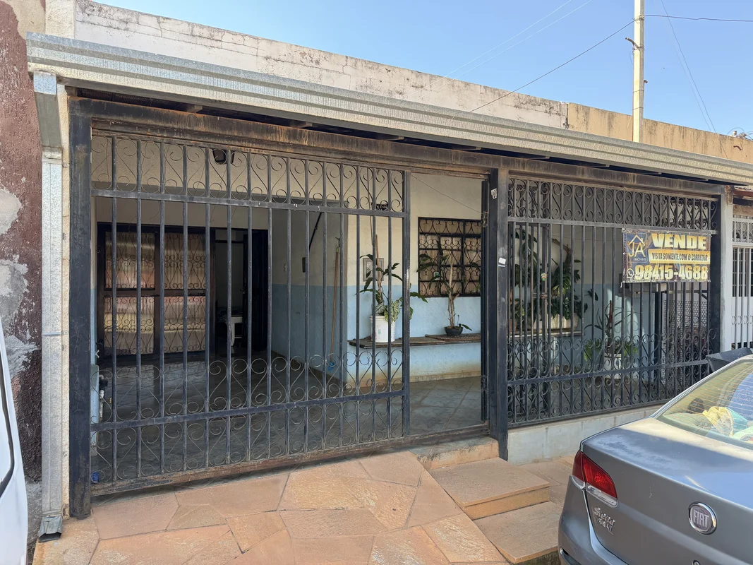 Excelente oportunidade em Taguatinga! Disponível na QNL 14 Conjunto C, esta casa...