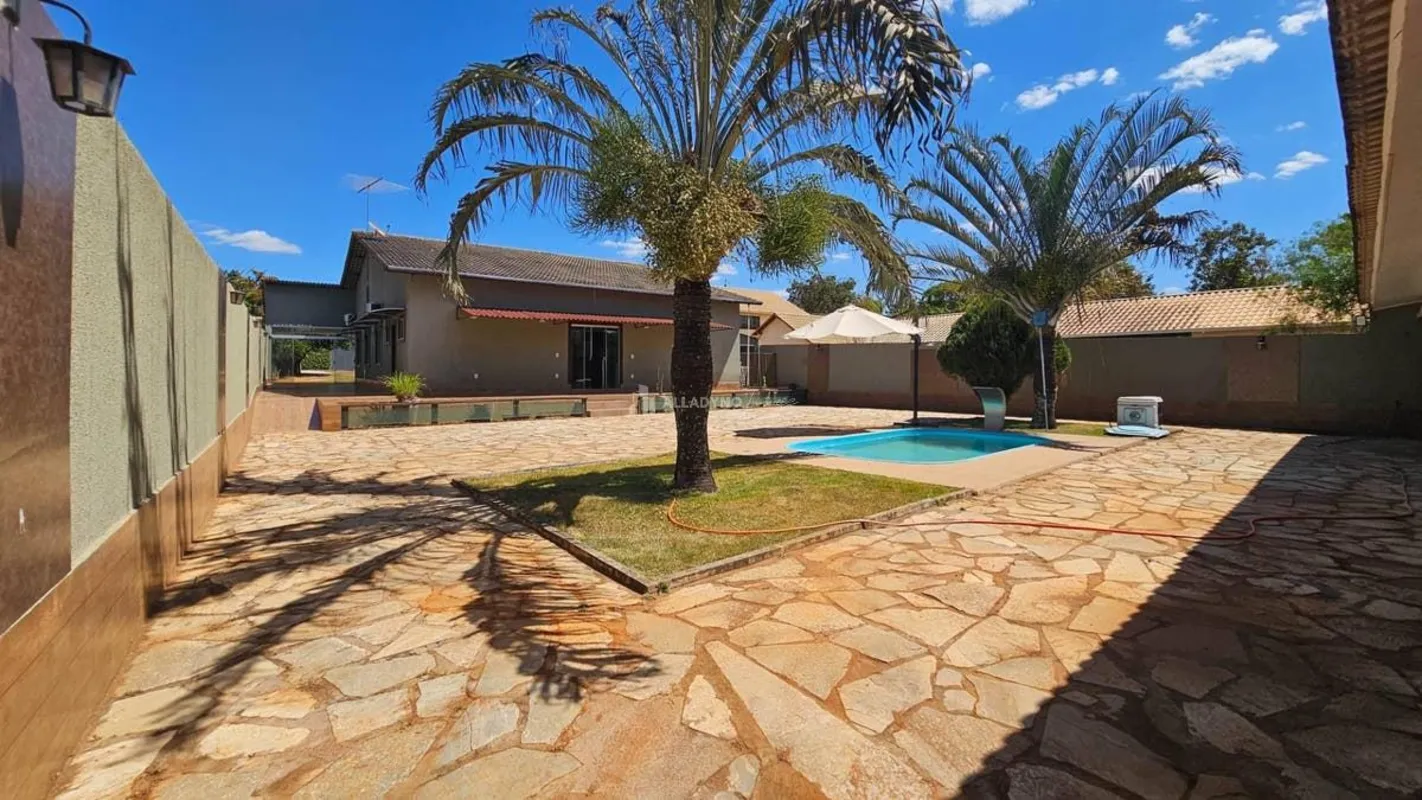 Casa com 350m² de área construída e piscina aquecidaCasa com lote de 1.000m² e 3...