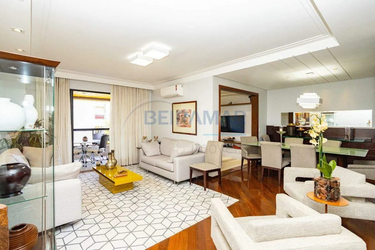 Apartamento de alto padrão, mobiliado, com ambientes amplos, bem distribuídos e ...