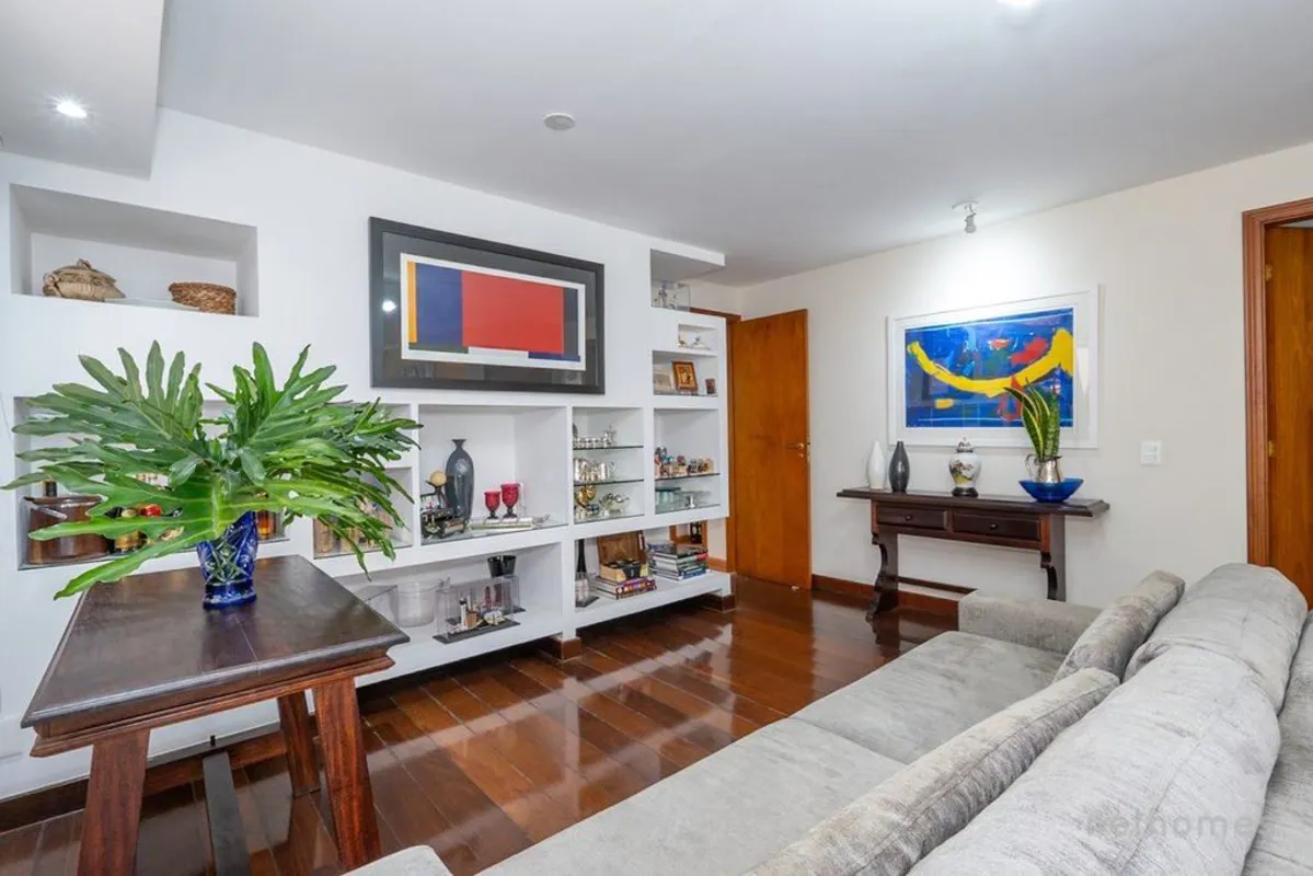 Se você procura uma residência ampla e sofisticada, este apartamento na rua Cône...