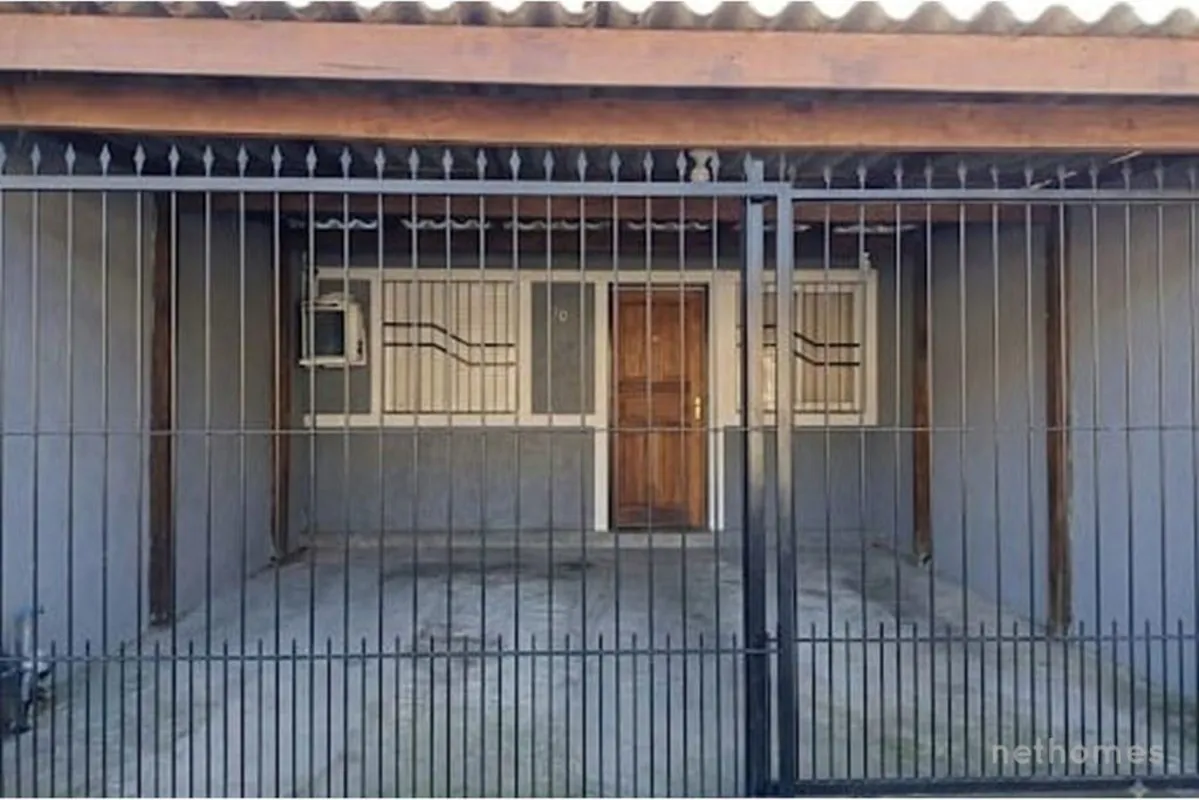 Conheça esta acolhedora casa à venda no tranquilo bairro Fazenda Esperança, loca...