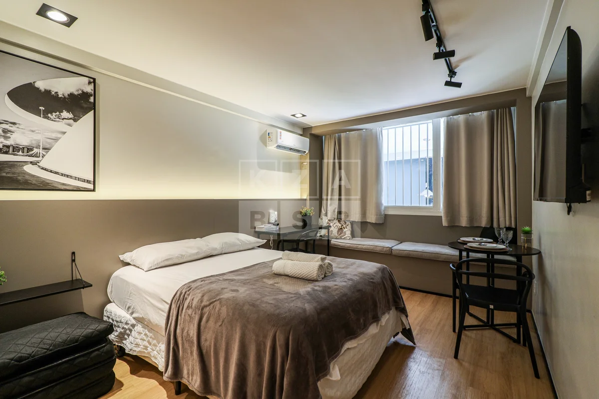 30 m² muito bem aproveitados, com tudo no lugar certo.Uma kitnet ultra reformada...