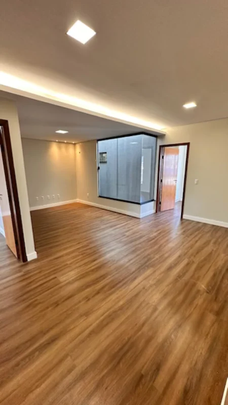 CASA REFORMADA COM 3 QUARTOS SENDO UMA SUÍTE NA CANDANGOLÂNDIACasa à venda na QR...