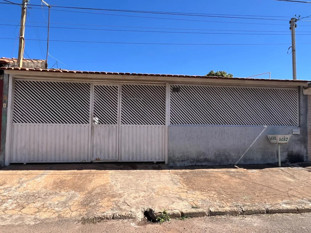 Vendo casa na QNM 36 da M Norte. Excelente localização, a apenas 500 metros do J...