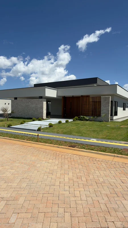 Descubra uma casa ampla e elegante no Condomínio Residencial Jardins Genebra, lo...