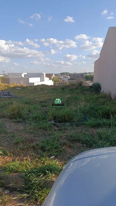 Excelente oportunidade no Residencial Flor do Cerrado, em Anápolis/GO!Lote plano...