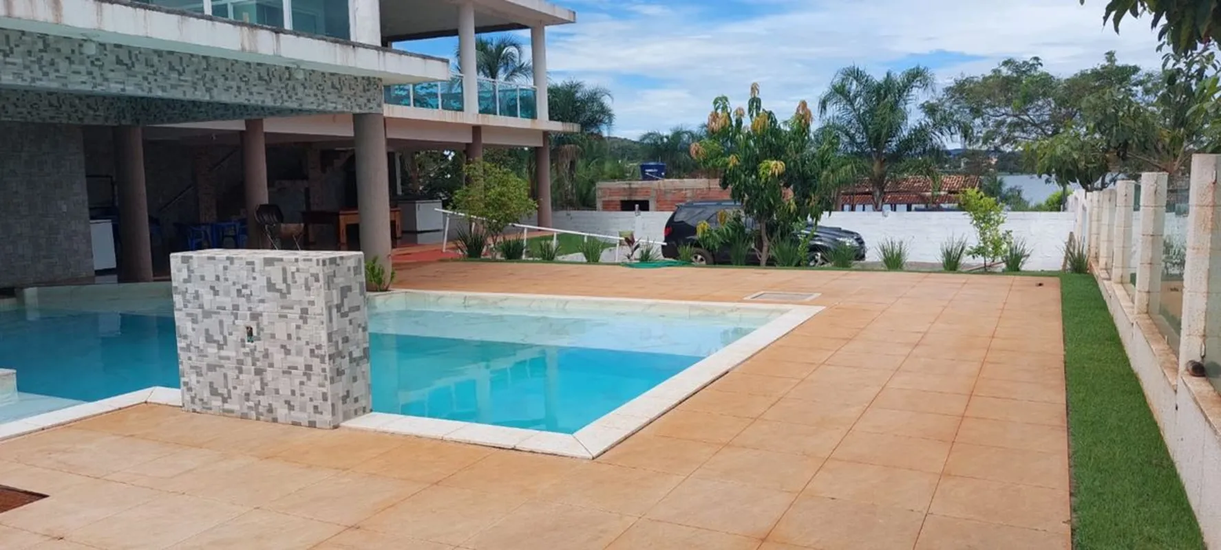 Excelente sobrado com aproximadamente 300 m² de área construída, implantado em u...