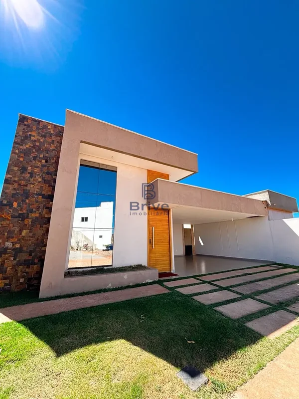 Casa na Ponte Alta Norte, na Rua Rodobelo, em condomínio fechado, com projeto mo...