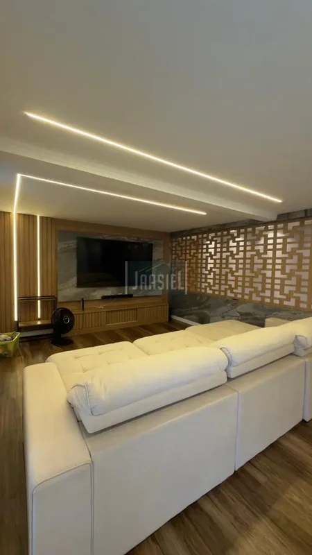 Descubra um excelente sobrado à venda na QRI 26, no Residencial Santos Dumont, S...