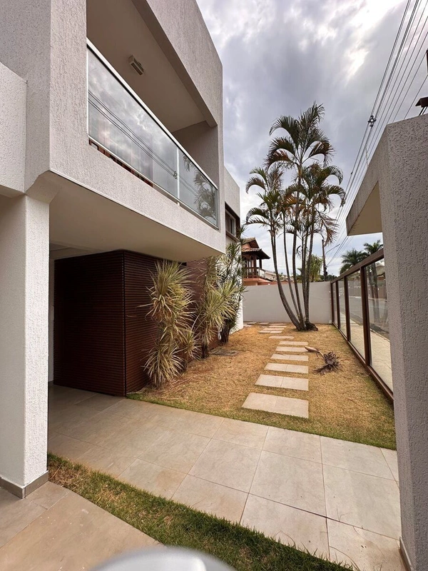 EXCLUSIVIDADE BRASILIANA IMÓVEIS Casa ampla e sofisticada, design moderno de lin...