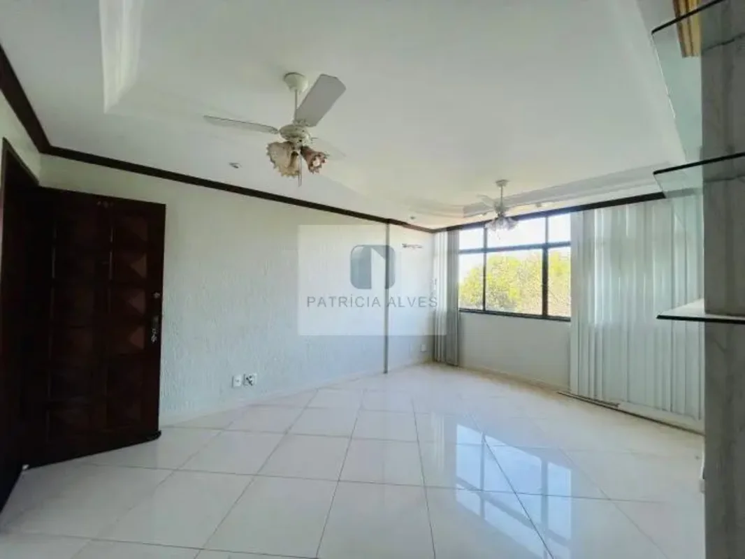 Vendo ótimo apartamento vazado com 125m² na SQN 104. Uma planta bem distribuída ...