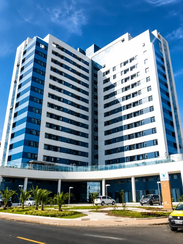 A loja está em uma área comercial de Águas Claras cercada por edifícios residenc...