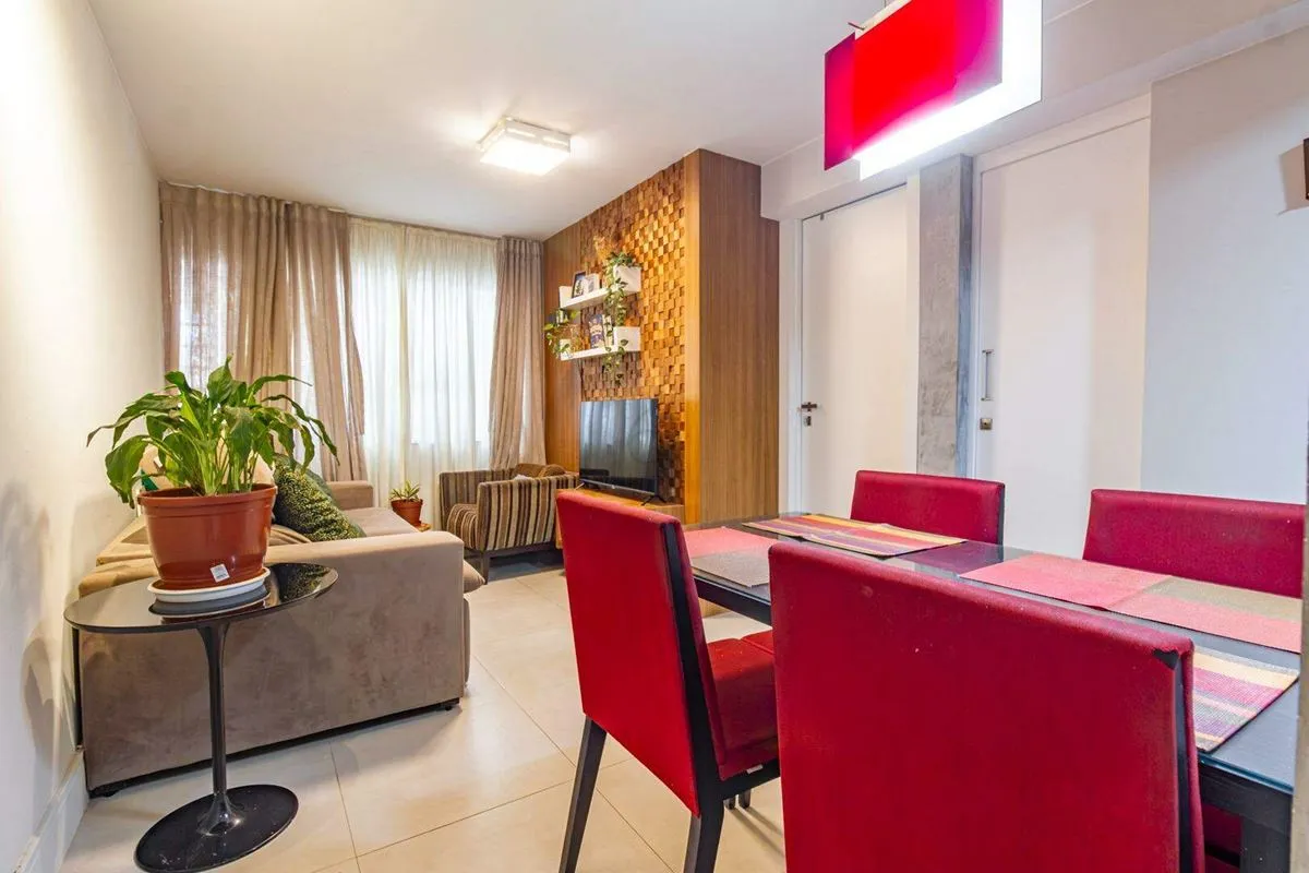 Que tal morar em um lindo apartamento de 2 quartos, no 1º andar, com piso em por...