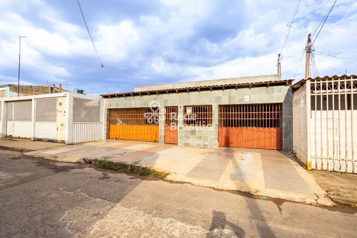 Quadra 13 | Casa térrea - 4 quartos, suíte e mezanino | GamaEspaço, funcionalida...
